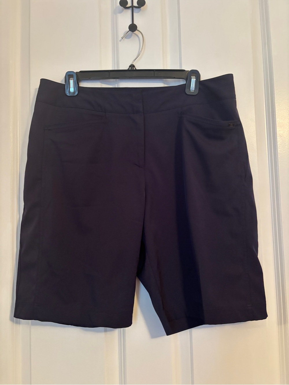 Tail Women's Navy Performance Bermuda Shorts. Size 12, Poly Blend. Pockets